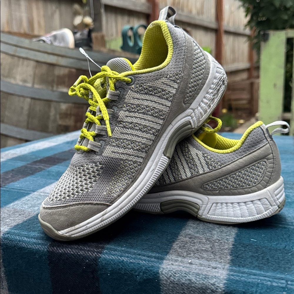 Ortho Feet Coral Knit Sneakers - Size 8 - Picture 4 of 6